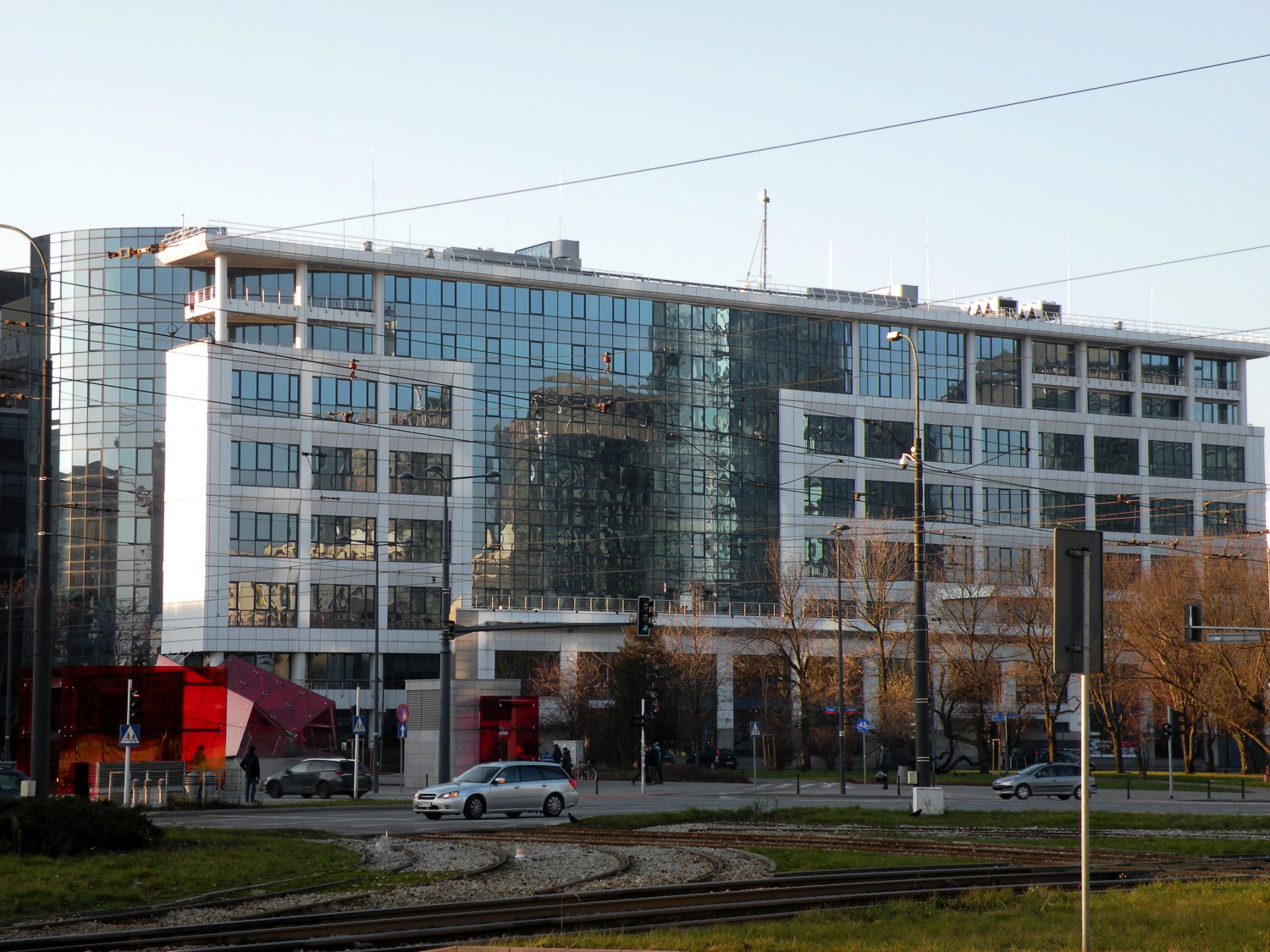 Zdjęcie architektury budynku Centrala i biura maklerskie Powszechnego Banku Kredytowego SA (obecnie biurowiec)